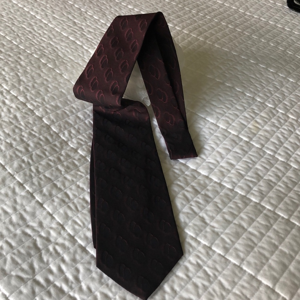 XMI men’s tie in maroon